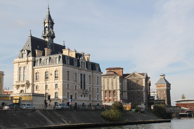 Blick von der Seine auf das Rathaus von Corbeil-Essonnes