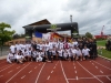 Staffelläufer mit Empfangskomitee im Stadion von Corbeil-Essonnes