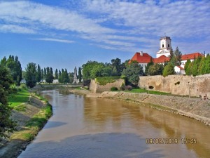 Rába kurz vor Einmündung in die Kleine Donau - mit Bischofsburg