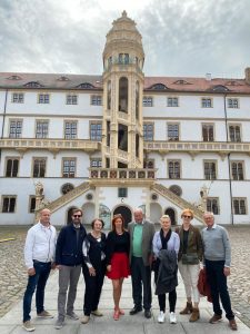 Sindelfinger Delegation vor dem Wendelstein an Schloss Hartenfels